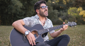 <strong>Quem é o cantor botucatuense que está sendo trilha sonora de milhões de pessoas pelo Brasil?</strong>