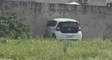 Homem perde controle de veículo e atinge muro de residência em Botucatu