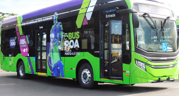 Caio entrega 4 ônibus elétricos para a cidade de Porto Alegre