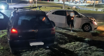 Carro capota após colisão na rotatória do Cachoeirinha em Botucatu Carro capota após colisão na rotatória do Cachoeirinha em Botucatu