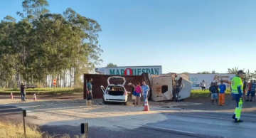 Acidente entre carro e caminhão deixa quatro mortos em Avaré