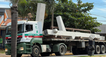 Caminhão arrebenta fiação de poste e causa transtorno na Vital Brasil em Botucatu