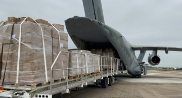 Aeronave da Embraer pousa no RS com mais de 18 toneladas de doações