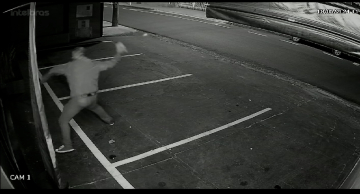 Homem quebra porta de vidro de tabacaria no centro de Botucatu; veja o vídeo