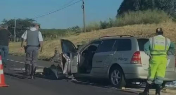 Motorista de carro funerário morre após batida contra caminhão em rodovia de Bauru