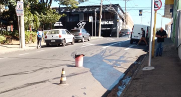 Galão com óleo de cozinha cai de veículo e prejudica trânsito no centro de Botucatu