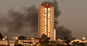 Fogo destrói parte de imóvel no Lavapés em Botucatu Fogo destrói parte de imóvel no Lavapés em Botucatu