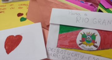 Alunos de Botucatu enviam cartas e desenhos para crianças desabrigadas no Rio Grande do Sul