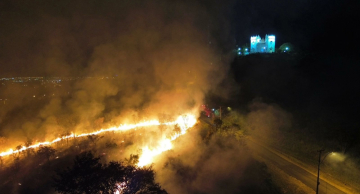Incêndio de grandes proporções destrói vegetação no morro de Rubião Junior em Botucatu