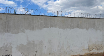 Identificados pela Polícia, pichadores limpam muro de Igreja no centro de Botucatu