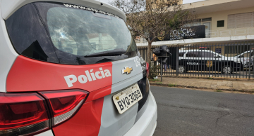 Aposentada cai em golpe do bilhete premiado após ser abordada na frente de banco em Botucatu Aposentada cai em golpe do bilhete premiado após ser abordada na frente de banco em Botucatu