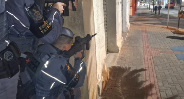 Força Tática faz treinamento para situações de extrema violência em área bancária de Botucatu Força Tática faz treinamento para situações de extrema violência em área bancária de Botucatu