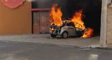 Carro é destruído após pegar fogo em Botucatu Carro é destruído após pegar fogo em Botucatu