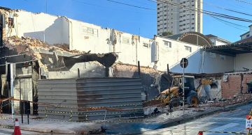 Defesa Civil libera trecho da Rua Amando após prédio desabar em Botucatu