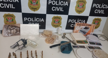Mulher é presa por guardar drogas e arma para traficante em Botucatu Mulher é presa por guardar drogas e arma para traficante em Botucatu