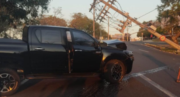 Caminhonete derruba poste na Campos Salles em Botucatu Caminhonete derruba poste na Campos Salles em Botucatu