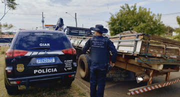 Polícia Civil investiga acidente com caminhão carregado de trilhos de trem na serra de Botucatu  Polícia Civil investiga acidente com caminhão carregado de trilhos de trem na serra de Botucatu