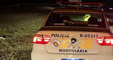 Condutor sofre acidente e morre atropelado ao descer do carro em Botucatu Condutor sofre acidente e morre atropelado ao descer do carro em Botucatu