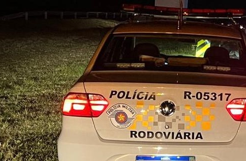 Homem morre atropelado por carreta e moto na SP-255