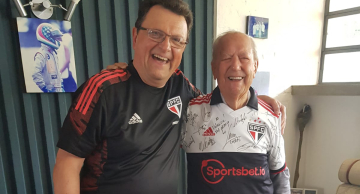 Morador de Botucatu que jogou no São Paulo recebe camisa do time como homenagem