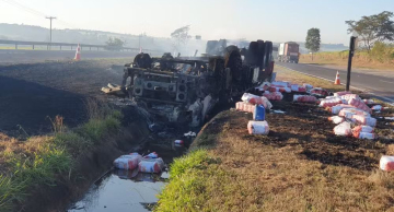 Caminhão tomba e pega fogo na rodovia Marechal Rondon em Areiópolis