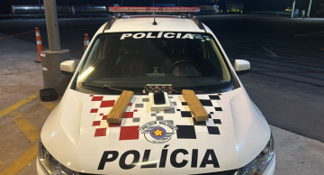 PM prende homem com grande quantidade de drogas dentro de ônibus intermunicipal PM prende homem com grande quantidade de drogas dentro de ônibus intermunicipal