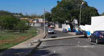Caminhão arrebenta fiação e derruba poste na Cohab 1 em Botucatu