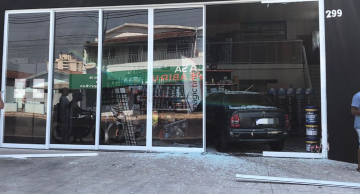 Carro sem controle invade loja de tintas em Botucatu Carro sem controle invade loja de tintas em Botucatu