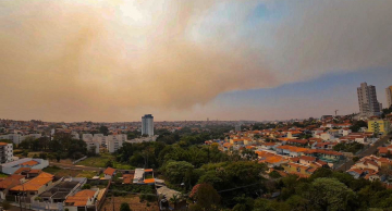 Enorme ‘nuvem de fumaça’ encobre Botucatu nesta sexta-feira (23)
