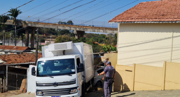 Caminhão sem freio atinge residência na Vila São Lúcio em Botucatu Caminhão sem freio atinge residência na Vila São Lúcio em Botucatu