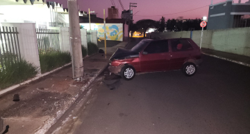 Motorista atinge poste na Rua Costa Leite e abandona veículo Motorista atinge poste na Rua Costa Leite e abandona veículo