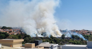 Grande incêndio atinge área de mato ao lado de condomínio em Botucatu Grande incêndio atinge área de mato ao lado de condomínio em Botucatu