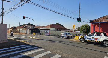 Prefeitura instala semáforo em cruzamento na Vila Antártica em Botucatu