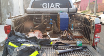 Homem é preso com armas de caça, aves silvestres em gaiolas e cachorros desidratados em Botucatu Homem é preso com armas de caça, aves silvestres em gaiolas e cachorros desidratados em Botucatu