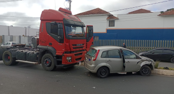 Caminhão e Ford Fiesta colidem em movimentada avenida de Botucatu Caminhão e Ford Fiesta colidem em movimentada avenida de Botucatu