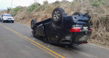 Carro capota na Alcides Soares em Botucatu Carro capota na Alcides Soares em Botucatu