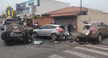 Carro atinge vários veículos e capota em avenida de Botucatu Carro atinge vários veículos e capota em avenida de Botucatu