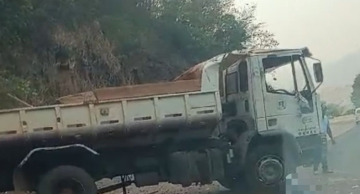 Caminhão da prefeitura perde o controle na serra de Botucatu; um servidor morreu Caminhão da prefeitura perde o controle na serra de Botucatu; um servidor morreu