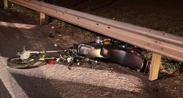 Mulher morre ao bater motocicleta contra caminhão na Rondon em Botucatu Mulher morre ao bater motocicleta contra caminhão na Rondon em Botucatu