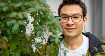 IgNobel 2024: botucatuense é premiado por pesquisa sobre planta que ‘copia’ outras espécies