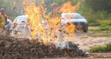 Defesa Civil paulista inicia testes com produto que apaga fogo 5 vezes mais rápido que uso de água