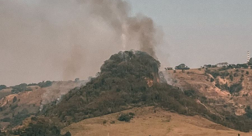 Incêndio atinge área no morro do Peru em Botucatu Incêndio atinge área no morro do Peru em Botucatu