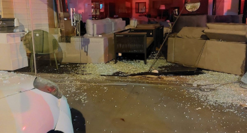 Carro desgovernado invade loja no centro de Botucatu