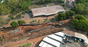 Obras de drenagem avançam na região da rodoviária em Botucatu