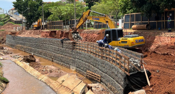 Obras na região da rodoviária têm perfuração de estacas e colocação de muros de gabião