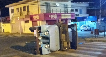 Jeep tomba após batida em cruzamento na Vila dos Lavradores