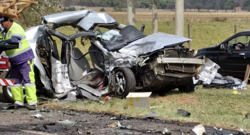 Colisão frontal entre ambulância e carro deixa três mortos na SP-245 em Avaré