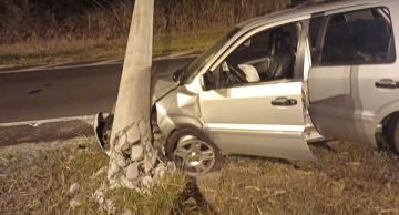 Carro desgovernado destrói poste na Domingos Sartori em Botucatu