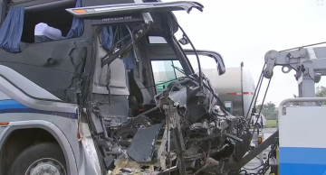 Ônibus com equipe de vôlei do Sesi-Bauru bate na traseira de carreta na Castello Branco
