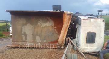 Motorista morre ao tombar caminhão na Rondon em Areiópolis